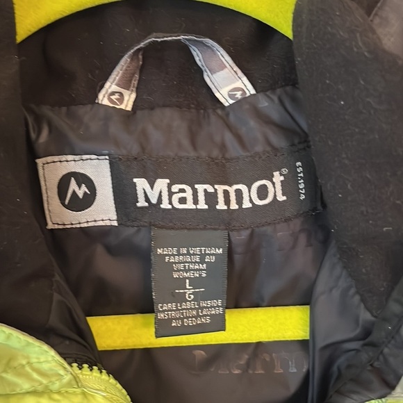 Marmot Women’s Ski Jacket in Large and Green . Great co diction except hood. - Picture 3 of 11